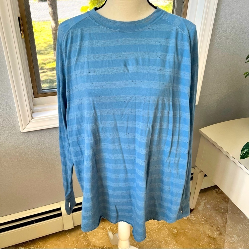 Women’s Zella long sleeve workout shirt. Sleeves have thumb holes.